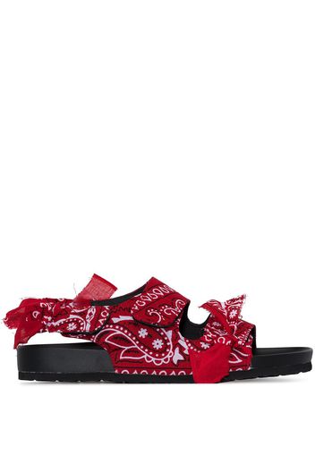 Arizona Love Flache Sandalen mit Bandana-Print - Rot