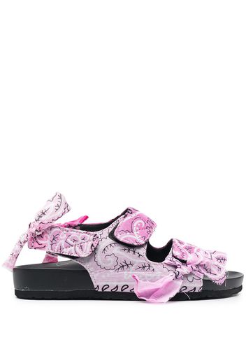 Arizona Love Pantoletten mit Bandana-Print - Rosa