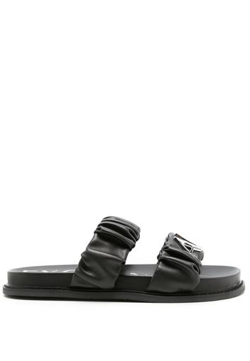 Armani Exchange ruched-detail logo-plaque sandals - Schwarz