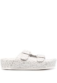 Armani Exchange logo-print flat sandals - Grau