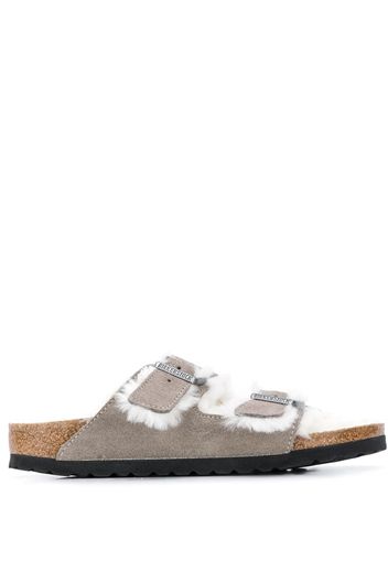 Birkenstock 'Arizona' Pantoletten mit Shearling - Grau