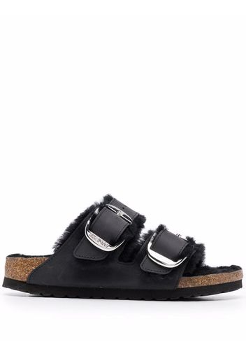 Birkenstock Sandalen mit Shearling - Schwarz