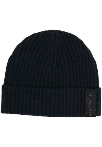 Calvin Klein ribbed-knit logo-patch beanie - Schwarz