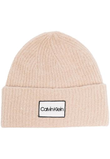 Calvin Klein logo-patch ribbed beanie - Nude