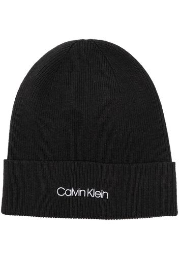 Calvin Klein logo-embroidered rib-knit beanie - Schwarz