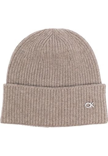 Calvin Klein logo-plaque ribbed-knit beanie - Nude