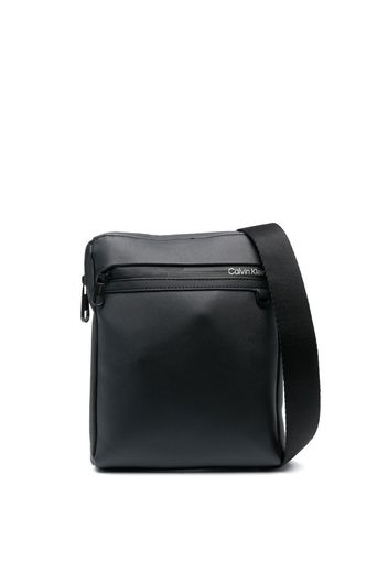 Calvin Klein logo print messenger bag - Schwarz