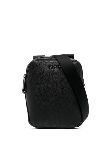 Calvin Klein logo-plaque zipped messenger bag - Schwarz