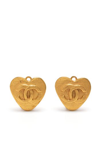 CHANEL Pre-Owned 1995 CC engraved heart earrings - Gold