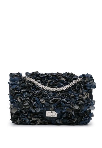 CHANEL Pre-Owned 2.55 Flap Reissue Camellia denim shoulder bag - Blau