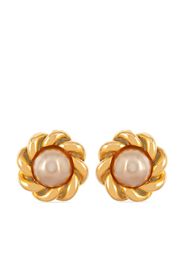 CHANEL Pre-Owned 1980s twist-detail pearl-embellished clip-on earrings - Gold