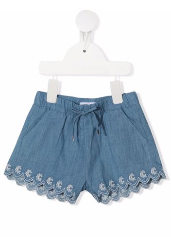 Chloé Kids embroidered-design denim shorts - Blau