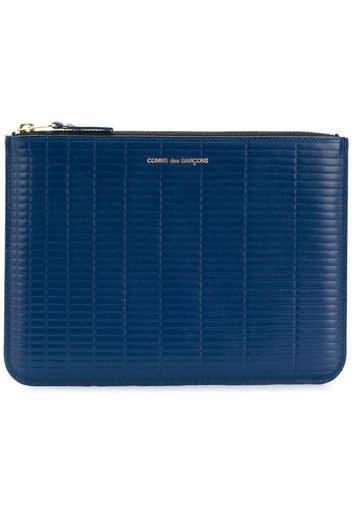 Comme Des Garçons Wallet Clutch mit Prägung - Blau