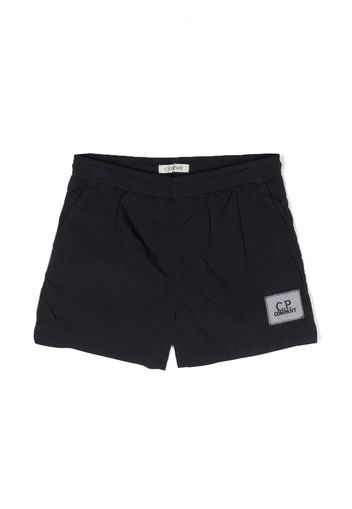 C.P. Company Kids logo-patch swim shorts - Blau