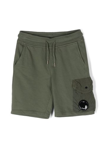 C.P. Company Kids side logo-plaque cargo shorts - Grün