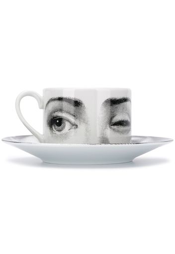 Fornasetti Bemalte Dekotasse mit Untertasse - Weiß