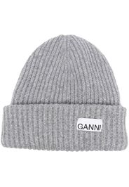 GANNI logo-patch rib-knit beanie - Grau