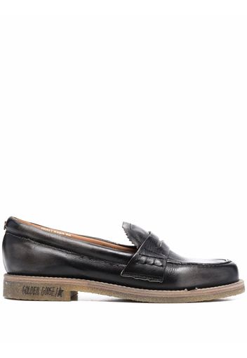 Golden Goose distressed effect logo-print loafers - Schwarz