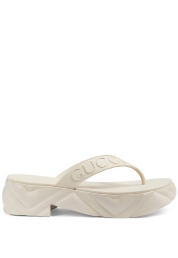 Gucci logo-debossed platform flip-flops - Weiß