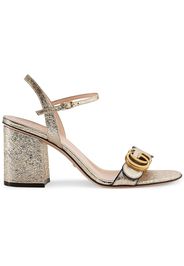 Gucci Sandale mit mittelhohem Absatz aus laminiertem Metallic-Leder - Metallisch