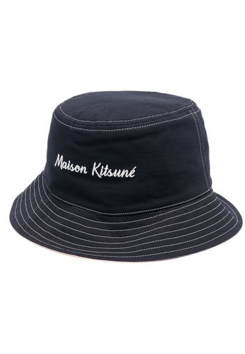 Maison Kitsuné logo-embroidered bucket hat - Blau