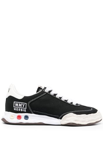 Maison Mihara Yasuhiro logo-print lace-up sneakers - Schwarz