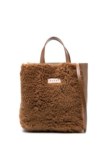 Marni logo-patch shearling tote bag - Braun