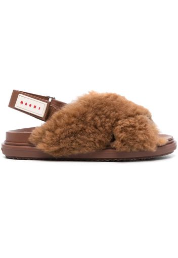 Marni logo-patch shearling sandals - Braun