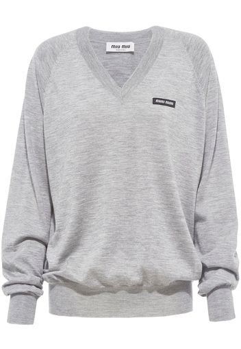 Miu Miu logo-patch V-neck cashmere jumper - Grau