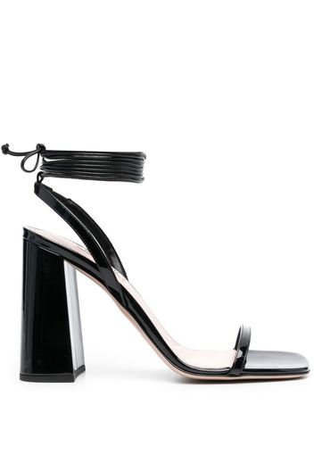 Miu Miu lace-up patent leather sandals - Schwarz