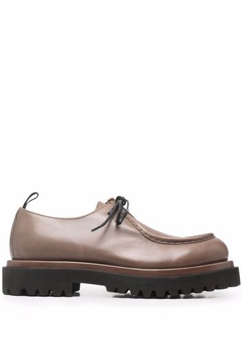 Officine Creative Schnürstiefel mit Lack-Finish - Nude