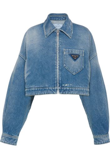 Prada Cropped-Jeansjacke mit Logo-Schild - Blau