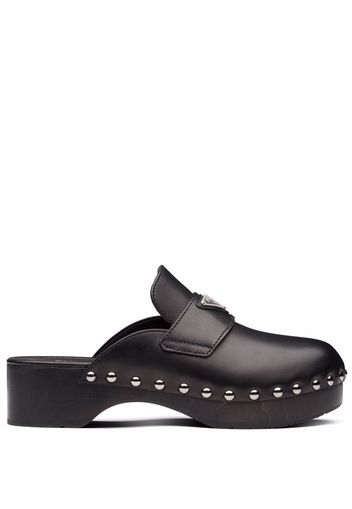 Prada triangle logo studded clogs - Schwarz