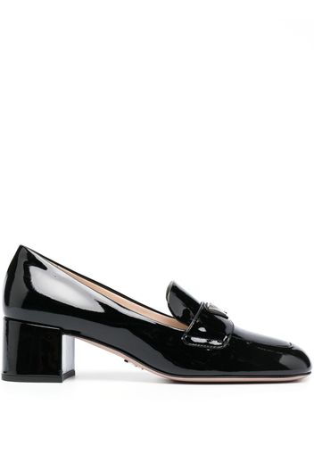 Prada 50mm triangle-logo patent leather loafers - Schwarz