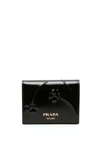 Prada logo-plaque floral-embossed patent wallet - Schwarz