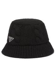 Prada logo-plaque cable-knit bucket hat - Schwarz