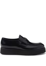 Prada logo-plaque brushed leather loafers - Schwarz
