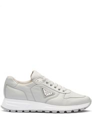 Prada Sneakers mit Logo-Schild - Grau