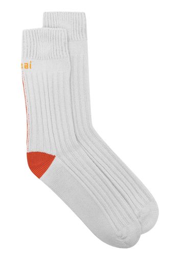 sacai logo intarsia-knit ribbed socks - Grau