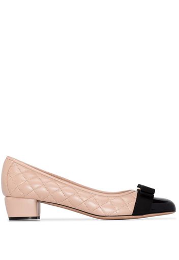 Salvatore Ferragamo Pumps mit Vara-Schleife - Nude