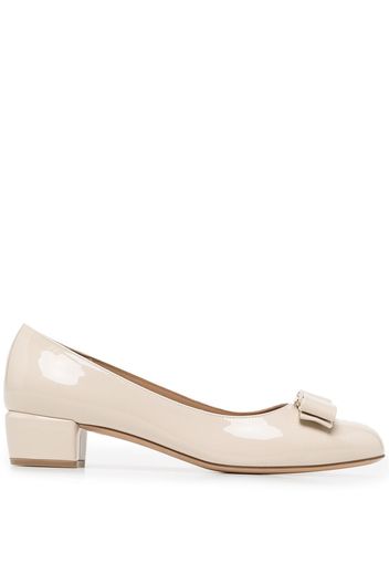 Salvatore Ferragamo Pumps mit Vara-Schleife - Nude