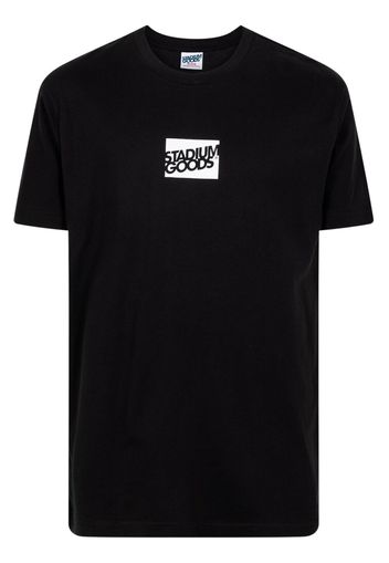 STADIUM GOODS® boxed tilt logo "Black" T-shirt - Schwarz