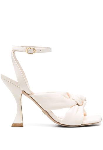 Stuart Weitzman knot-detail leather sandals - Weiß