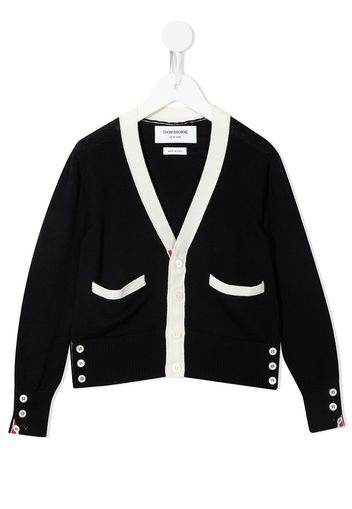 Thom Browne Kids CLASSIC V-NECK CARDIGAN W/ RWB STRIPE BACK IN SUSTAINABLE FINE MERINO WOOL - Blau