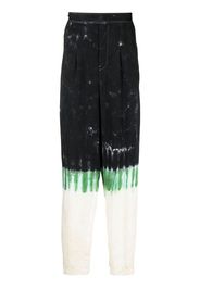 Toga Virilis tie-dye print straight-leg trousers - Schwarz