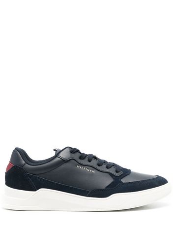 Tommy Hilfiger embossed-logo detail sneakers - Blau