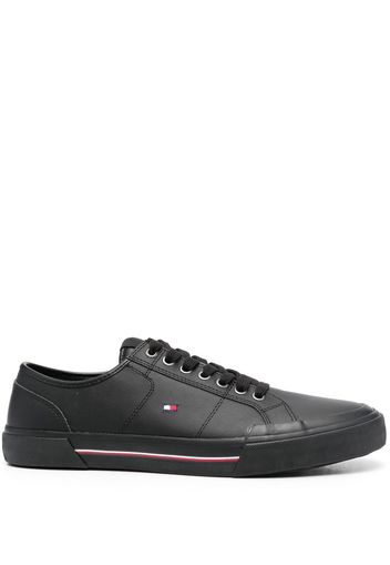 Tommy Hilfiger embroidered logo vulcanised low-top sneakers - Schwarz