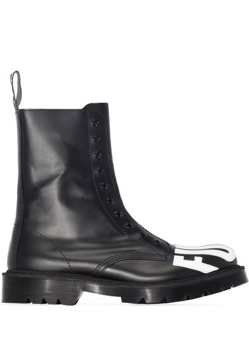 VETEMENTS slogan-print army boots - Schwarz