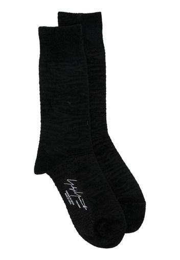 Yohji Yamamoto pattern-jacquard logo-print socks - Schwarz