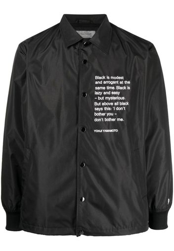 Yohji Yamamoto blackletter-print long-sleeve shirt jacket - Schwarz